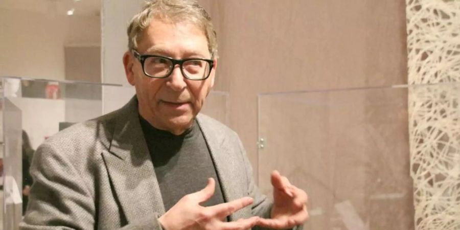 Stuart Weitzman in seiner Ausstellung mit historischen Schuhen. Foto: Christina Horsten/dpa