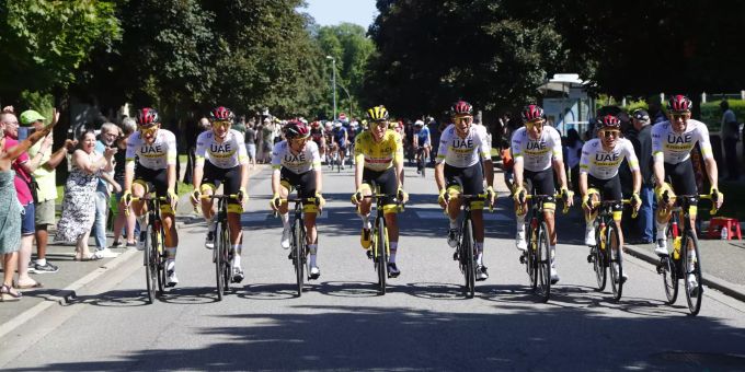 Tadej Pogacar (Mitte) wird von seinen Teamkollegen auf der letzten Etappe der Tour de France 2021 begleitet. Tour de France Pogacar
