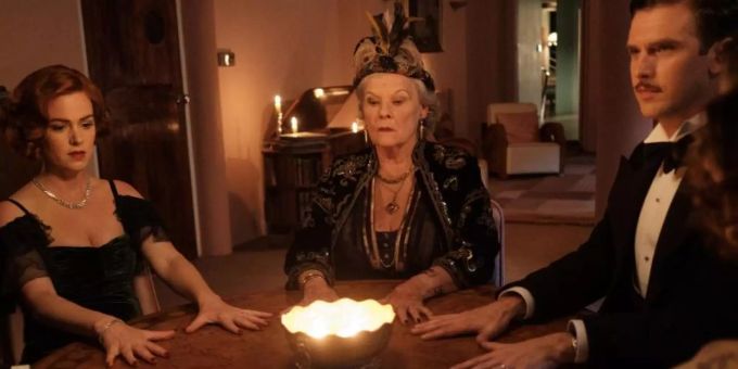 Geisterbeschwörung: Ruth Condomine (Isla Fisher l-r), Madame Arcati (Judi Dench) und Charles Condomine (Dan Stevens) bei einer Séance. Foto: Angus Young/Kochfilms/dpa Geisterbeschwörung: Ruth Condomine (Isla Fisher l-r), Madame Arcati (Judi Dench) und Charles Condomine (Dan Stevens) bei einer Séance. Foto: Angus Young/Kochfilms/dpa