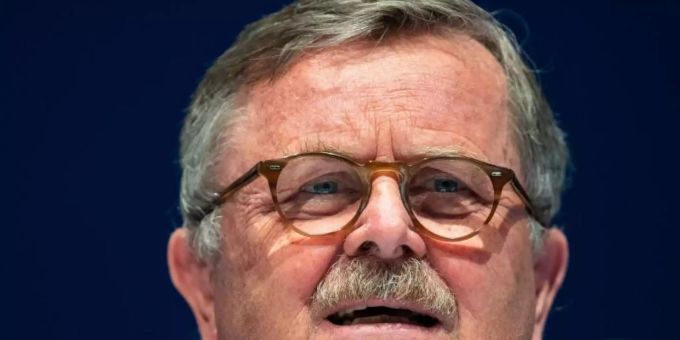 «Nicht gleich alles aufmachen, (...) sondern nach und nach mehr Kontakte zulassen»: Frank Ulrich Montgomery. Foto: Guido Kirchner/dpa/Archiv «Nicht gleich alles aufmachen, (...) sondern nach und nach mehr Kontakte zulassen»: Frank Ulrich Montgomery. Foto: Guido Kirchner/dpa/Archiv