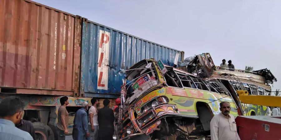 HANDOUT - Der Bus, in dem sich Arbeiter befanden, die zu einem muslimischen Feiertag nach Hause reisten, rammte auf einer vielbefahrenen Autobahn in Zentralpakistan einen LKW und tötete und verletzte Dutzende, wie Polizei und Rettungskräfte mitteilten. Foto: Uncredited/Emergency Service Rescue 112/AP/dpa Foto: Uncredited/Emergency Service Rescue 112/AP/dpa - ACHTUNG: Nur zur redaktionellen Verwendung und nur mit vollständiger Nennung des vorstehenden Credits