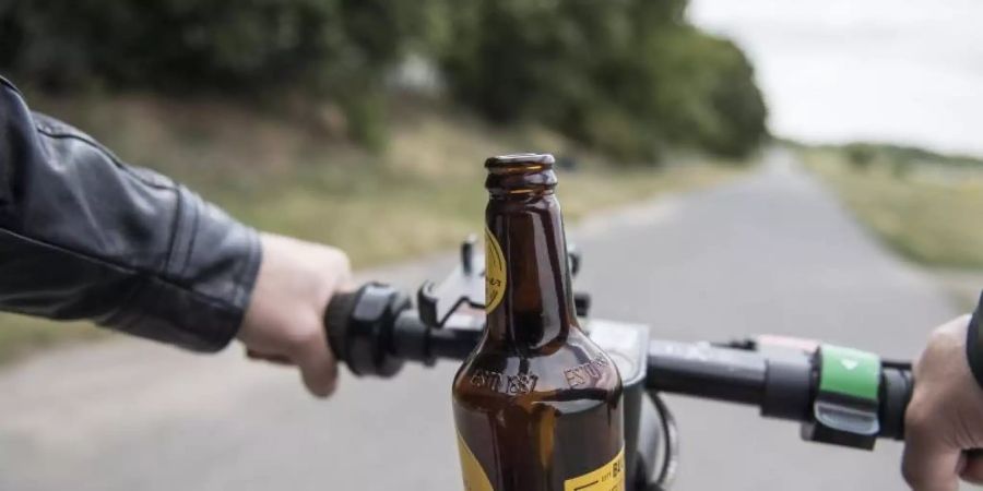 Alkoholmissbrauch ist das häufigste Fehlverhalten bei E-Scooter-Fahrern. Foto: Robert Guenther/dpa-tmn/dpa