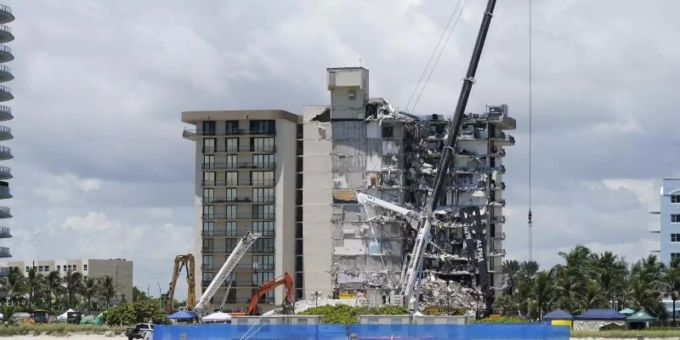 Die Ruine des Hochhauses in Surfside wurde gesprengt. Miami