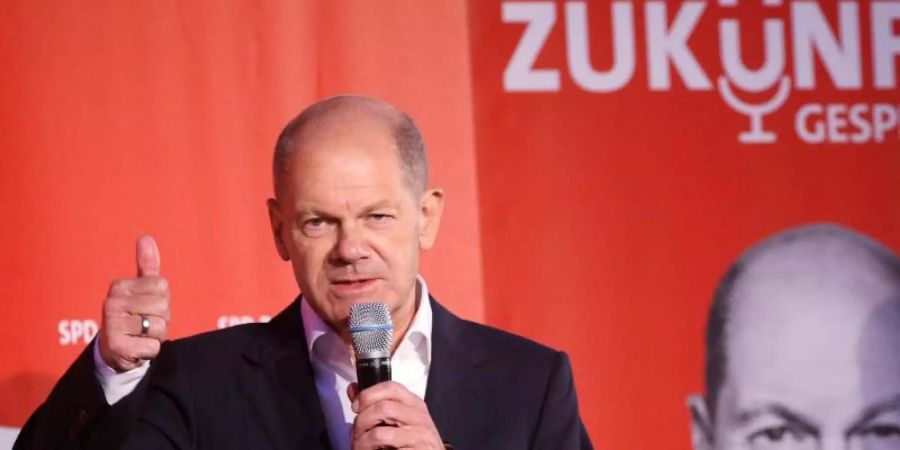 SPD-Kanzlerkandidat Olaf Scholz bei einem "Zukunftsgespräch" mit Bürgerinnen und Bürgern. Foto: Wolfgang Kumm/dpa