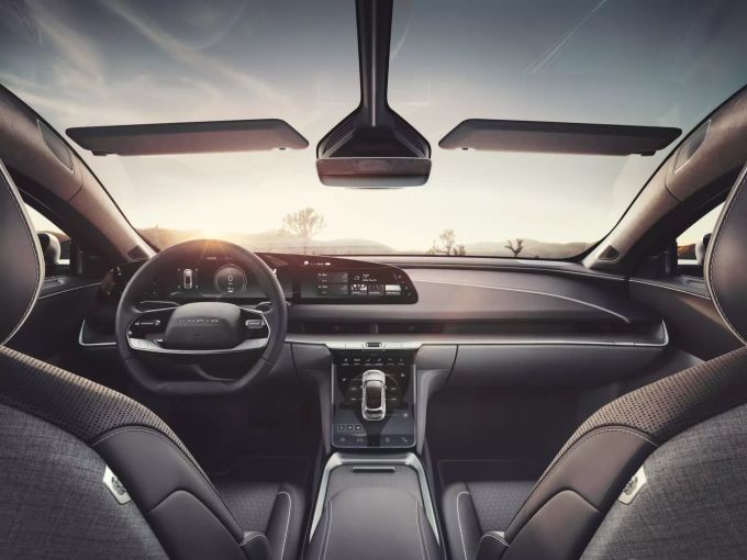 Edelste Materialien und die modernste Bedienung – trotzdem bleibt das Design klassisch Lucid Air Grand Touring
