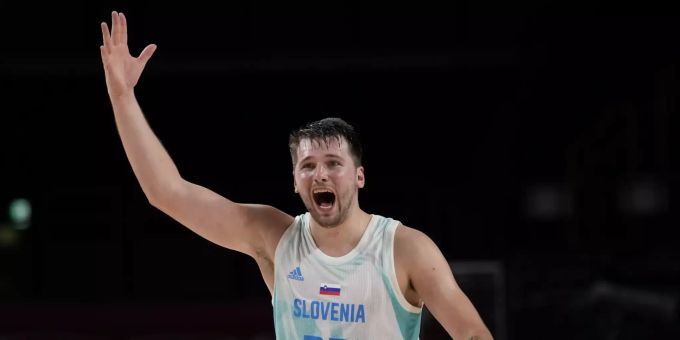 Sloweniens Luka Doncic (77) feiert seinen Treffer während des Basketball-Viertelfinalspiels der Männer gegen Deutschland bei den Olympischen Sommerspielen 2020, Dienstag, 3. August 2021, in Saitama, Japan. luka don?i?