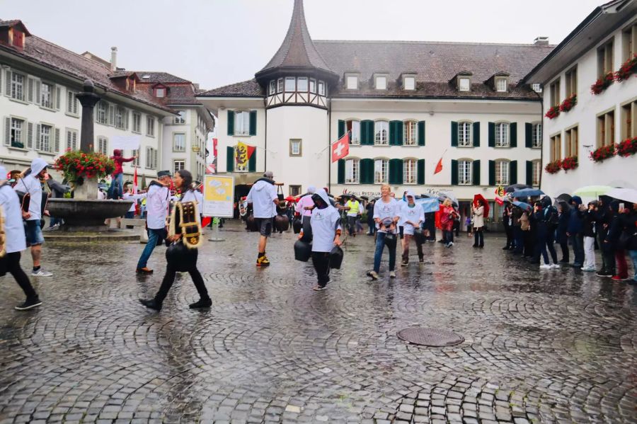 Beim Rathausplatz in Thun BE haben sich die Skeptiker versammelt.