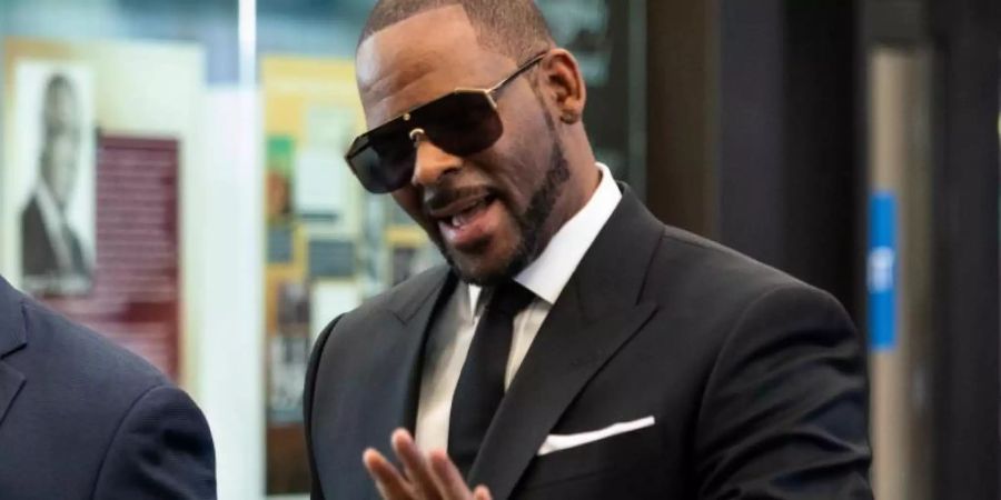 R. Kelly, Musiker aus den USA, kommt zu einer früheren Anhörung vor dem Leighton Criminal Court in Chicago. Foto: Ashlee Rezin/Chicago Sun-Times/dpa