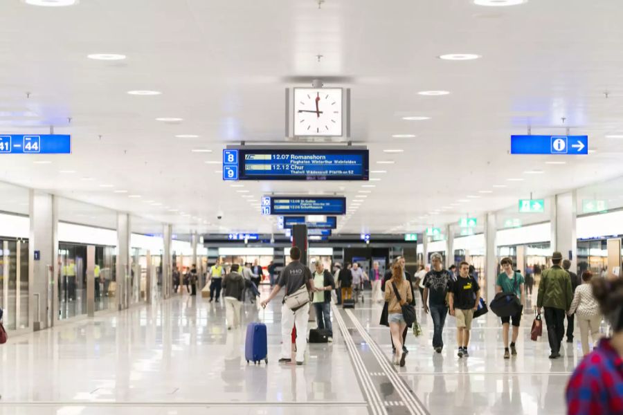 Bahnreisende gehen durch die Einkaufspassage des Bahnhofs Löwenstrasse im Hauptbahnhof Zürich. (Archivbild)