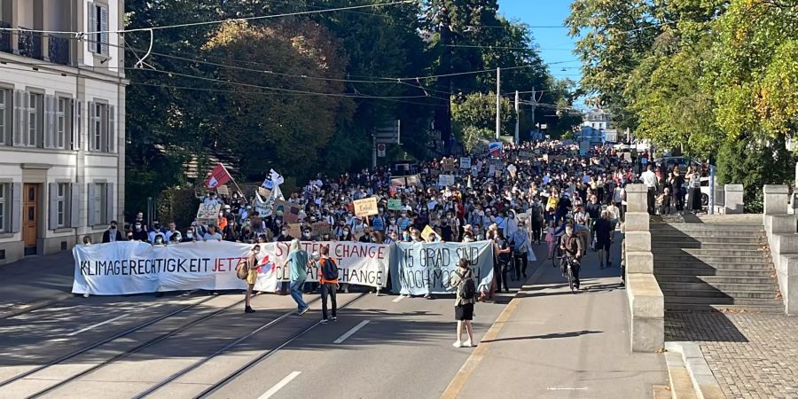 Der Klimastreik zieht durch die Strassen von Zürich.