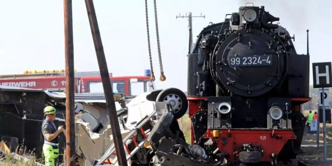 Bergungsarbeiten nach der Kollision der Kleinbahn Molli mit einem Wohnmobil in Wittenbeck. Foto: Bernd Wüstneck/dpa-Zentralbild/dpa Bergungsarbeiten nach der Kollision der Kleinbahn Molli mit einem Wohnmobil in Wittenbeck. Foto: Bernd Wüstneck/dpa-Zentralbild/dpa