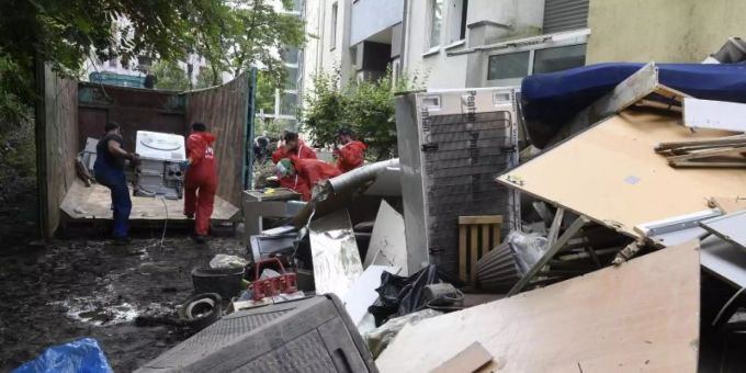 Helfer beseitigen in Opladen in Nordrhein-Westfalen die nach der Flutkatastrophe zurückgebliebenen Müllberge. Foto: Roberto Pfeil/dpa Helfer beseitigen in Opladen in Nordrhein-Westfalen die nach der Flutkatastrophe zurückgebliebenen Müllberge. Foto: Roberto Pfeil/dpa