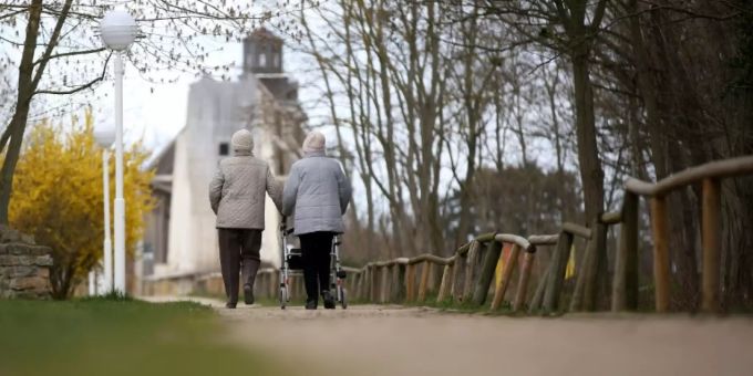 Rentnerinnen bei einem Spaziergang Rentnerinnen bei einem Spaziergang