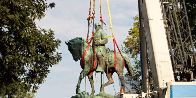 Statue von Robert E. Lee wird abtransportiert Statue von Robert E. Lee wird abtransportiert