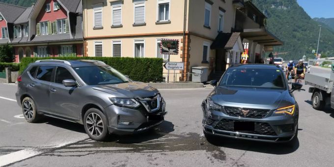 Verkehrsunfall zwischen zwei Personenwagen in Mollis.