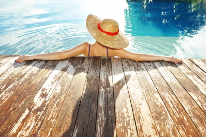 Schon bevor die Ferien starten, solltet sie langsam runterfahren. Im Pool