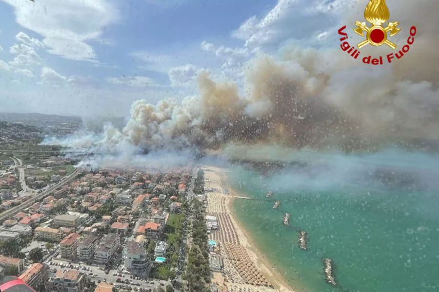 Aufnahme der italienischen Feuerwehr vom Waldbrand in Pescara am 1. August.