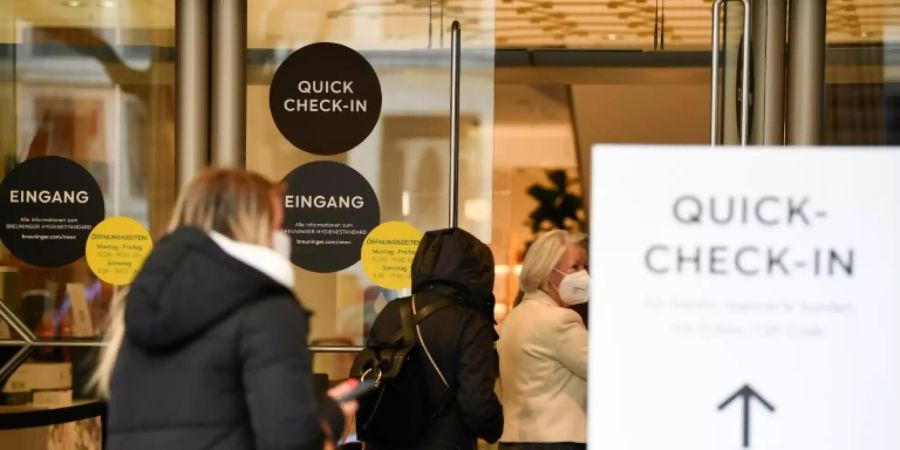 Kunden vor Bekleidungsgeschäft in Stuttgart