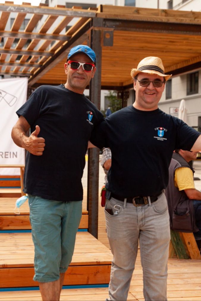 Ale A. und Thomas G. vom Feuerwehrverein Dietikon geniessen das Fest.