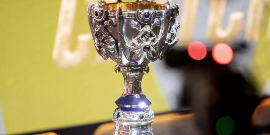 Der Pokal der «League of Legends»-Weltmeisterschaft steht während der Gruppenphase in der Verti Music Hall auf der Bühne. (Archivbild). Foto: Christoph Soeder/dpa