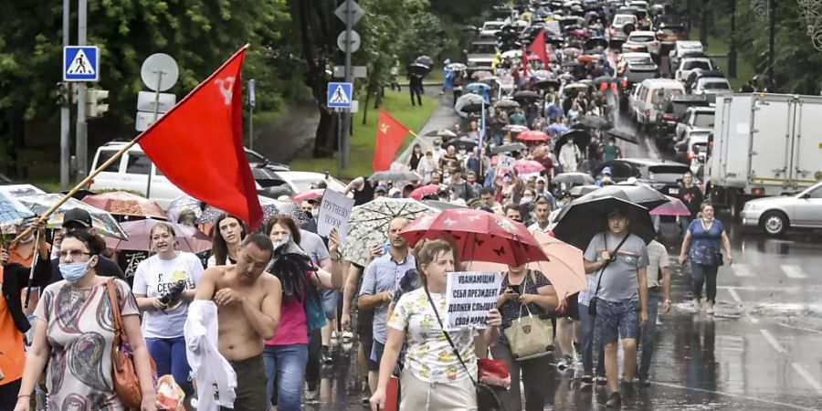 Tausende Menschen sind im äussersten Osten Russlands für den inhaftierten rechten Ex-Gouverneur von Chabarowsk trotz Regenwetter auf die Strasse gegangen.