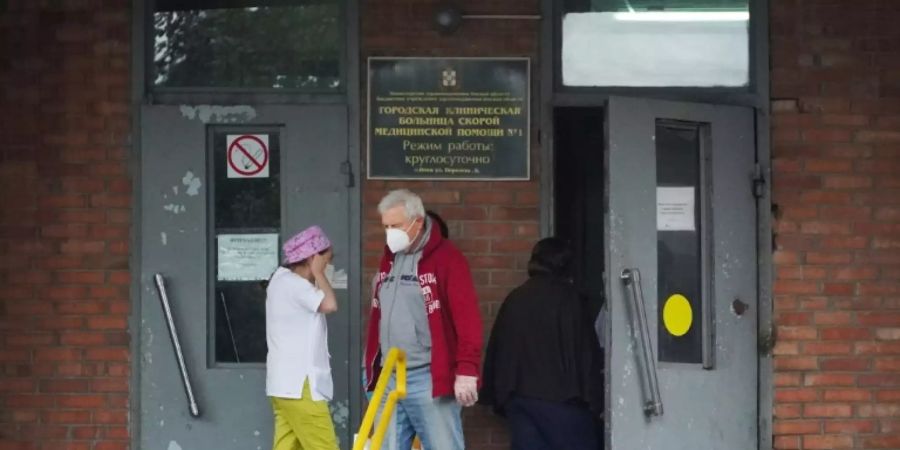 Eingang zur Notaufnahme des Krankenhauses in Omsk