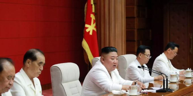Kim Jong Un (M), Machthaber von Nordkorea, während einer Plenarsitzung der Partei der Arbeit Koreas. Kim Jong Un