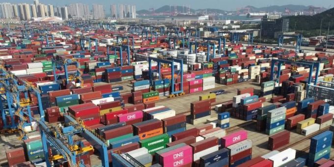 Container in der chinesischen Freihandelszone Shandong. Wire/dpa china