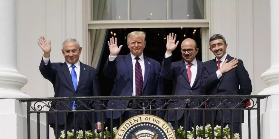 Israels Ministerpräsident Benjamin Netanjahu (l-r), US-Präsident Donald Trump, der bahrainische Aussenminister Abdullatif al-Sajani und Abdullah bin Sajid, Aussenminister der Vereinigten Arabischen Emirate, in Washnigton. Foto: Alex Brandon/AP/dpa