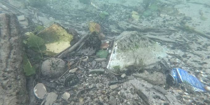 Blechdosen und anderer Abfall am Grund der Limmat. Grund der Limmat.