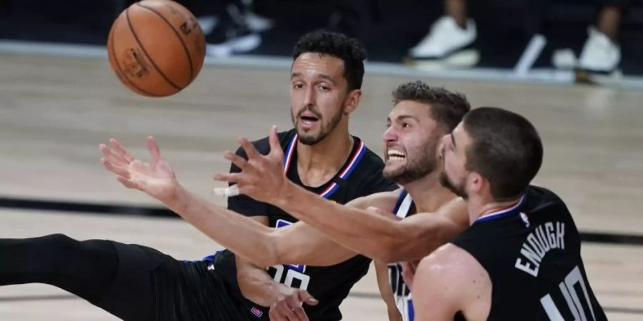 Maxi Kleber (M) von den Dallas Mavericks versucht sich gegen Landry Shamet (l) und Ivica Zubac (r) von den Los Angeles Clippers durchzusetzen. Foto: Ashley Landis/AP/dpa