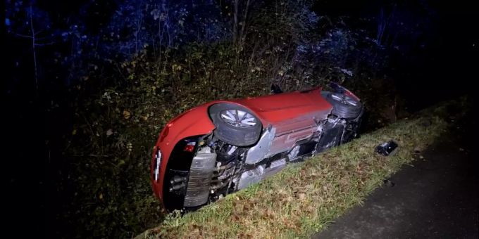 Auto landet im Bach. Polizei Basel-Landschaft
