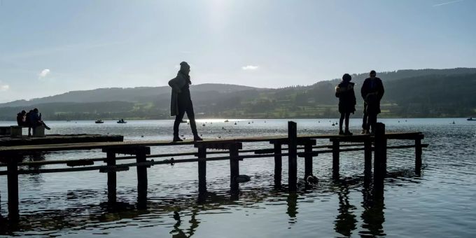 Der Greifensee im Kanton Zürich an einem sonnigen Wintertag Greifensee