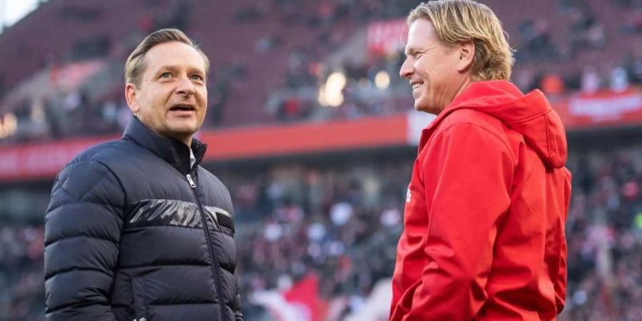 Sportchef Horst Heldt (l) vertraut Trainer Markus Gisdol. Foto: Marius Becker/dpa
