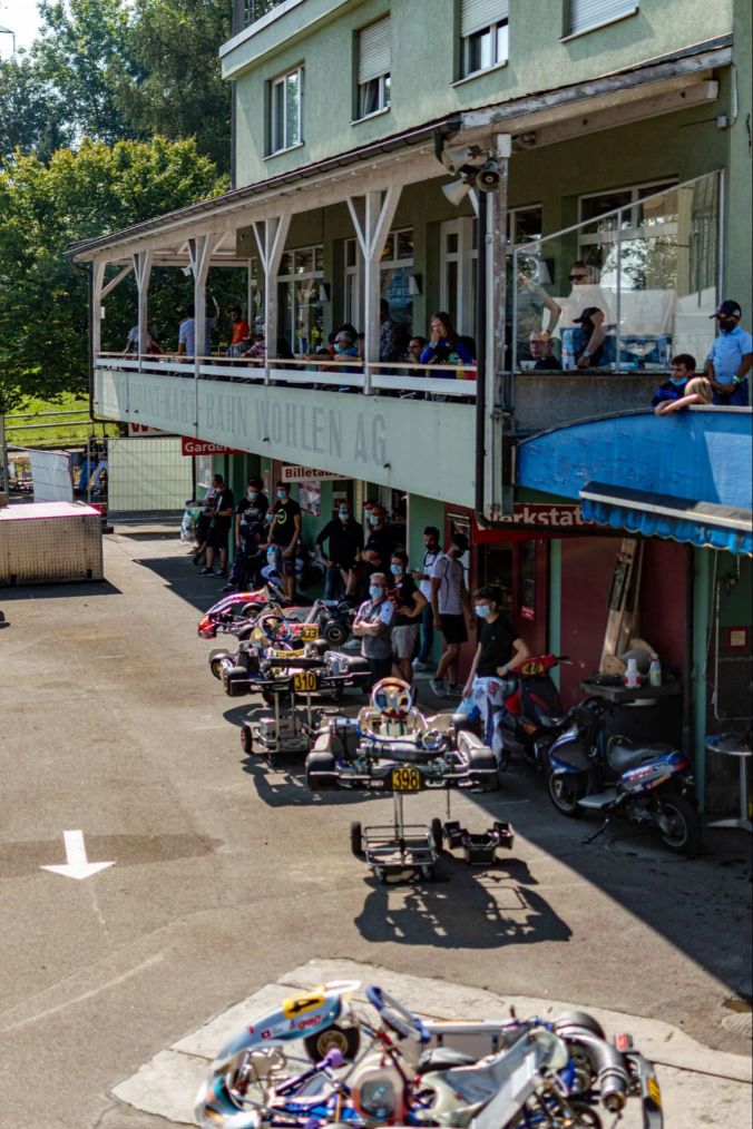Der Balkon des Kart-Restaurants, mit Ausblick auf die Rennstrecke.