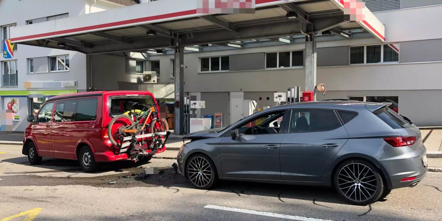 Beim Unfall wurde eine Person leicht verletzt.