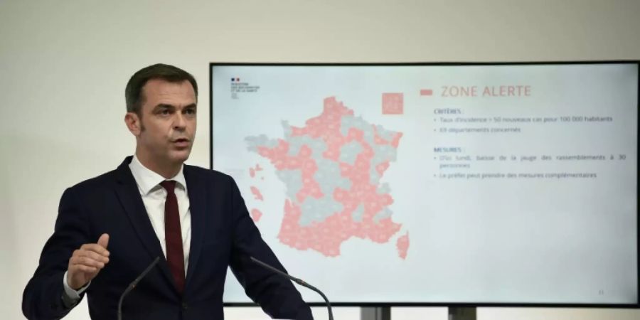 Gesundheitsminister Olivier Véran mit der Karte der roten Risikogebiete