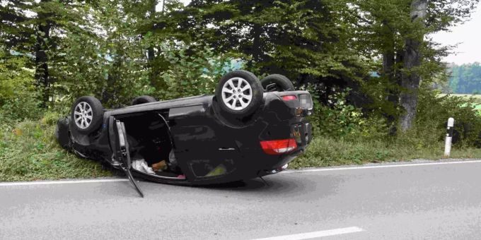 Auto nach Selbstunfall überschlagen.