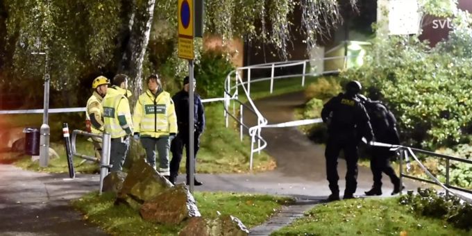 Sicherheitskräfte vor dem Wohnhaus im schwedischen Göteborg, in dem sich am Samstagabend eine Explosion ereignete. Göteborg