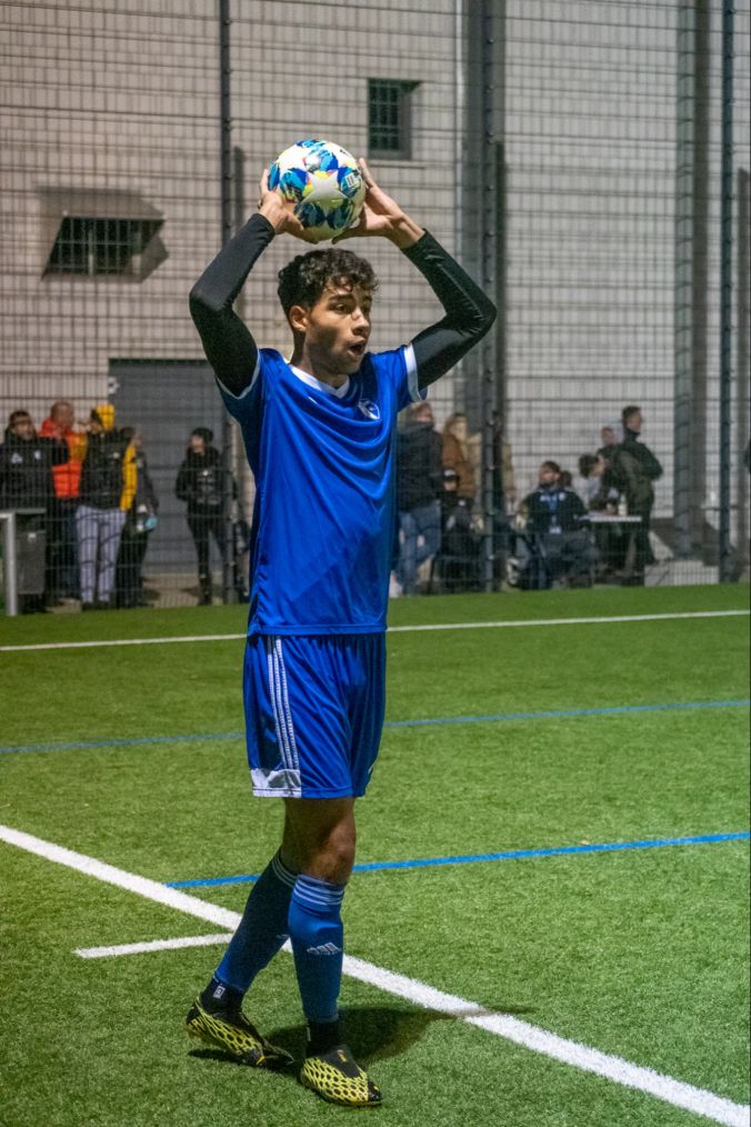 Leonardo Nascimento wirft den Ball ein.