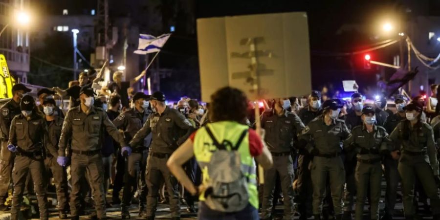 Demonstrant vor Sicherheitskräften in Tel Aviv