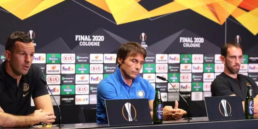 Trainer Antonio Conte, Torwart Samir Handanovic und Diego Godin von Inter Mailand antworten auf die Fragen der Journalisten. Foto: -/Getty Images via UEFA/dpa