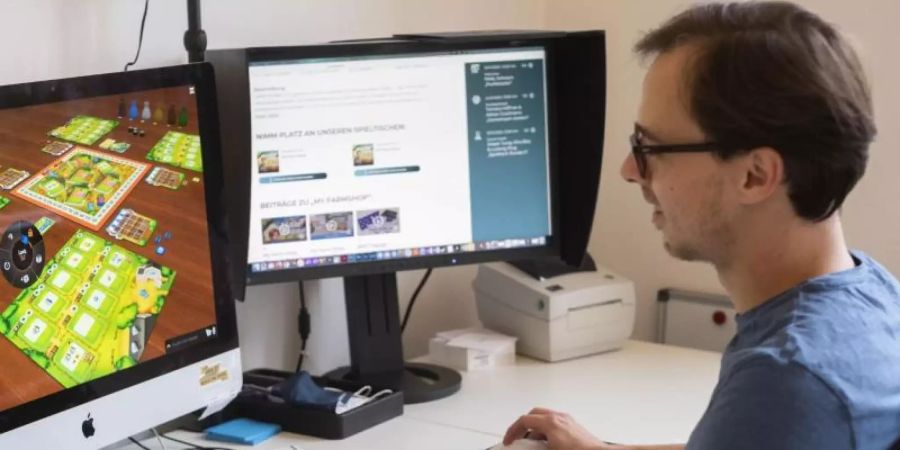 Maximilian Metzler, Mitarbeiter des Spiele Verlages Merz, spielt am Computer das Spiel «My Farm Shop». Foto: -/Merz Verlag/dpa
