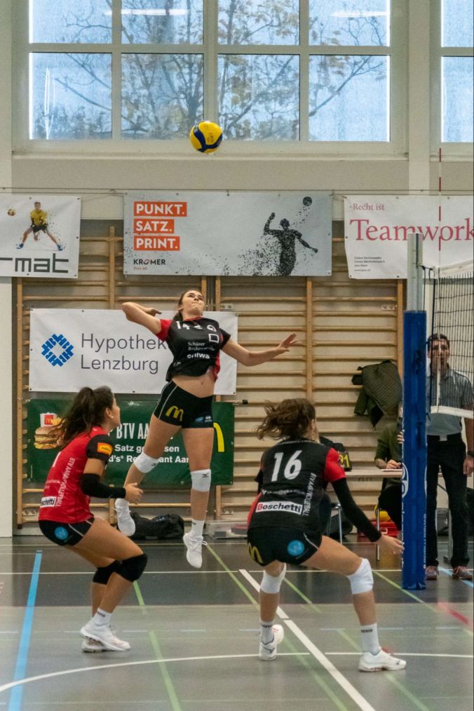 Julia Künzler spielt von Aussen zu.