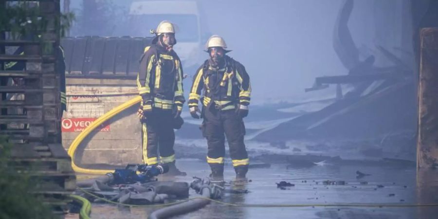 Feuerwehrleute im Einsatz: Das Feuer war aus bislang unbekannter Ursache ausgebrochen. Foto: Boris Roessler/dpa