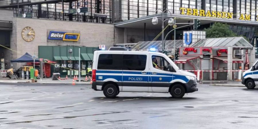 Nach ersten Erkenntnissen der Polizei verlor der Fahrer beim Abbiegen die Gewalt über sein Fahrzeug. Foto: Paul Zinken/dpa-zb-zentralbild/dpa