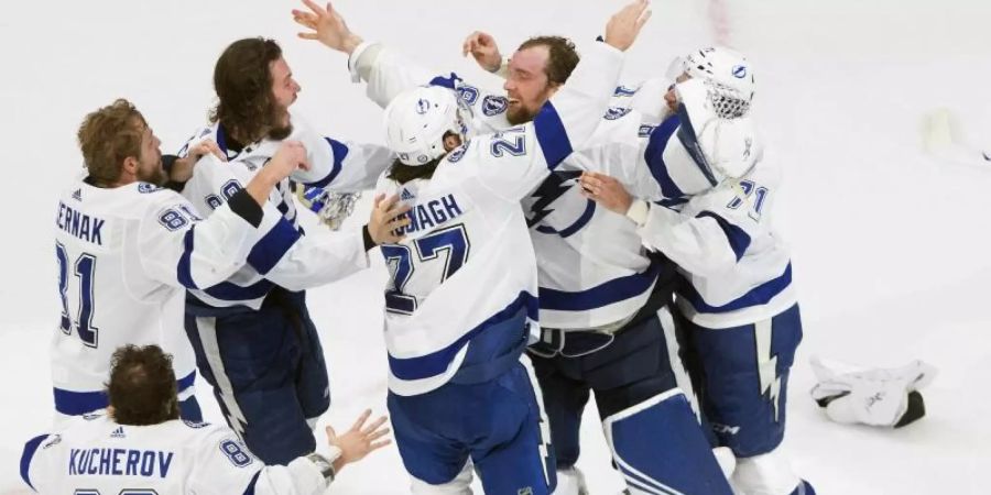 Die Spieler der Tampa Bay Lightning sind am Ziel: Sie gewinnen die Meisterschaft in der NHL. Foto: Jason Franson/The Canadian Press/AP/dpa