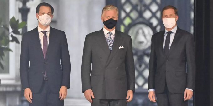 Der Minister für Zusammenarbeit, Entwicklung, Digitale Agenda, Postdienste und Finanzen Alexander De Croo (l-r), König Philippe von Belgien und der PS-Vorsitzende Paul Magnette stehen zusammen vor ihrem Treffen im Königspalast über die Bildung einer neuen Regierung nach den föderalen Wahlen vom 26. Mai 2019. Sechzehn Monate nach der Parlamentswahl in Belgien haben sich sieben Parteien auf eine neue Regierungskoalition geeinigt. Dies bestätigte der Königspalast am Mittwoch. 30.09.2020, Belgien, Brüssel Regierungskoalition in Belgien