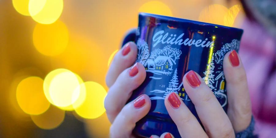 Glühwein auf dem Weihnachtsmarkt