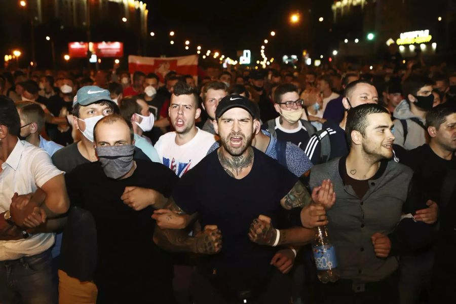 Nach Angaben von Beobachtern sollen sich in der Hauptstadt bis zu 100'000 Menschen an den Demonstrationen beteiligt haben.